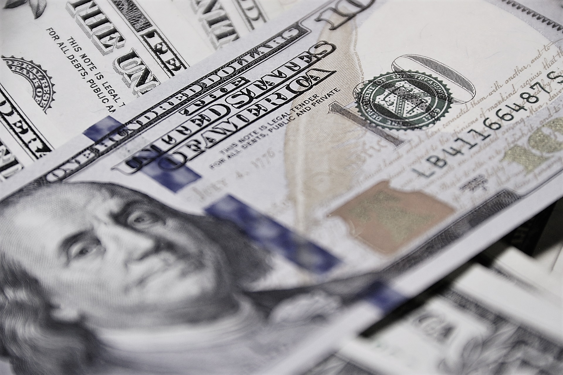 Hundred-dollar bills depict earnings on retirement savings.